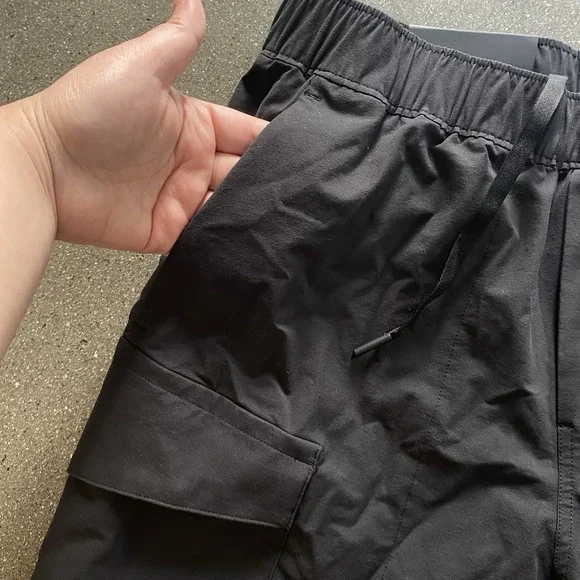 Lululemon Men's Medium Versatwill Cargo Pocket Shorts Stretch Cotton Black 10